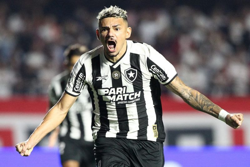 Imagem da noticia Entenda por que o Santos ainda não anunciou Tiquinho Soares, do Botafogo