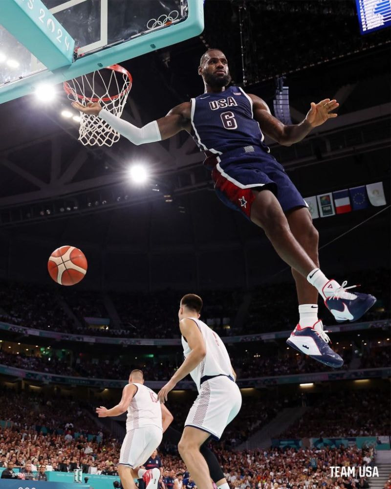 Imagem da noticia Estados Unidos dão show nas cestas de três e estreiam com vitória sobre a Sérvia