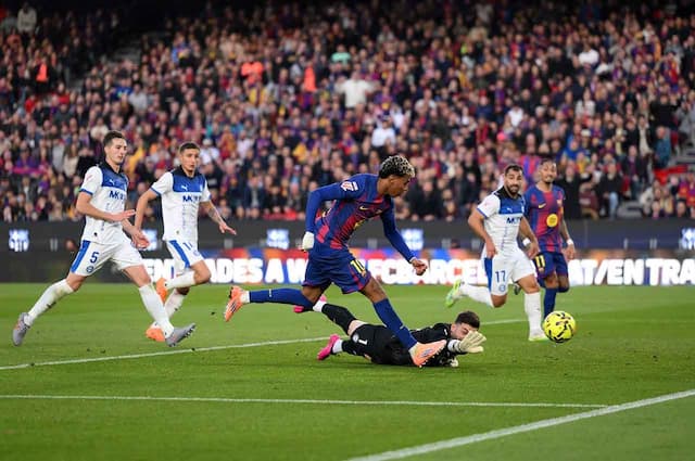 Com Raphinha inspirado, Barcelona vence o Alavés e é líder provisório do Espanhol Com Raphinha inspirado, Barcelona vence o Alavés e é líder provisório do Espanhol