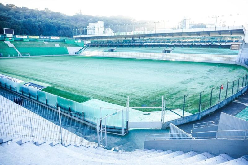Imagem da noticia Geada cobre gramado do estádio do Juventude; veja imagens