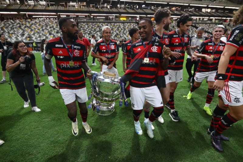 Imagem da noticia Gerson brinca após saída de Gabigol do Flamengo: “Dar uma segurada contra a gente”
