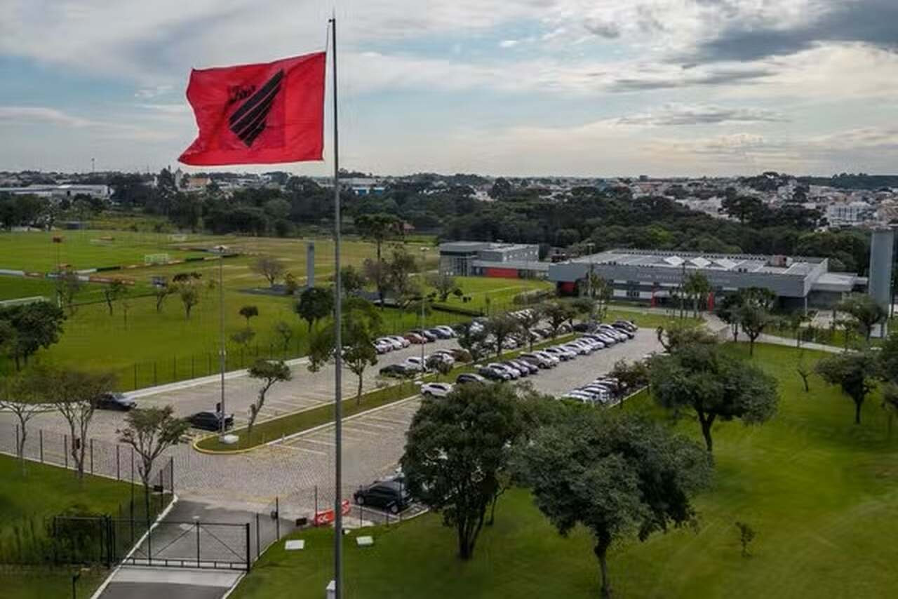 Imagem da noticia Presidente do Athletico chama padre para benzer CT e afastar má fase