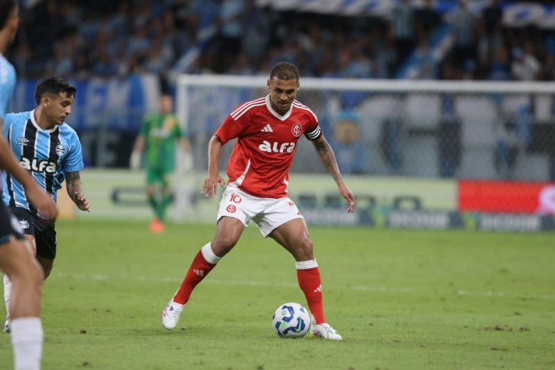 Imagem da noticia Com gol contra e polêmica de arbitragem, Grêmio e Inter empatam no Brasileirão