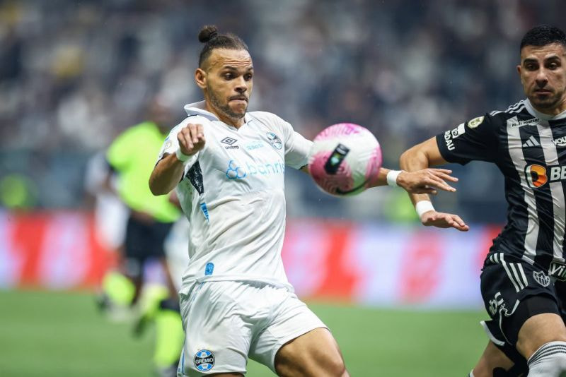 Imagem da noticia Grêmio questiona a arbitragem e lista "lances duvidosos" na derrota para o Atlético-MG no Brasileirão
