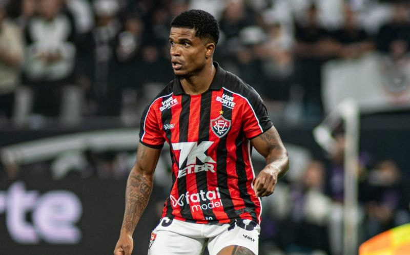 Imagem da noticia Cena forte em Vitória x Cruzeiro: Jamerson se lesiona gravemente após carrinho