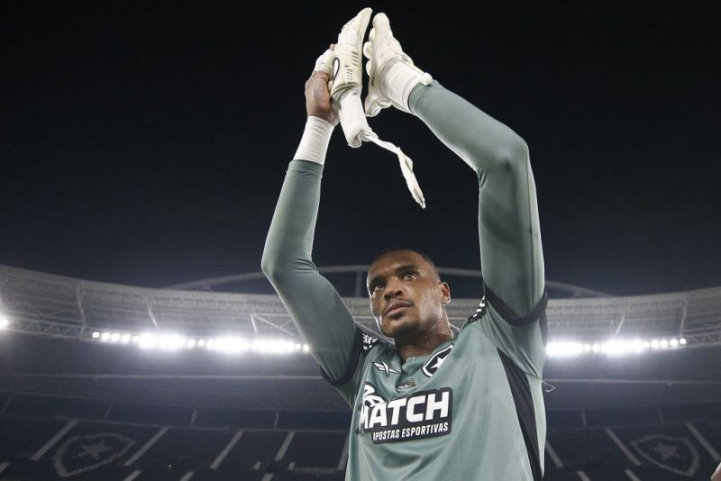 Imagem da noticia John assume responsabilidade em gol sofrido: "Grandes também erram"