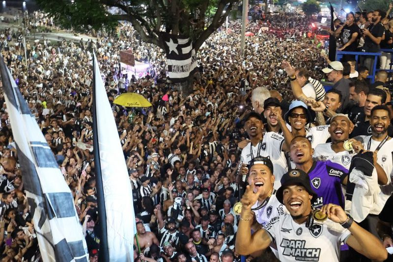 Imagem da noticia John leva bandeira de torcedora do Botafogo "de presente" por engano