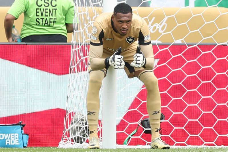 Imagem da noticia John valoriza entrega do elenco do Botafogo na eliminação: “Tentamos o máximo”