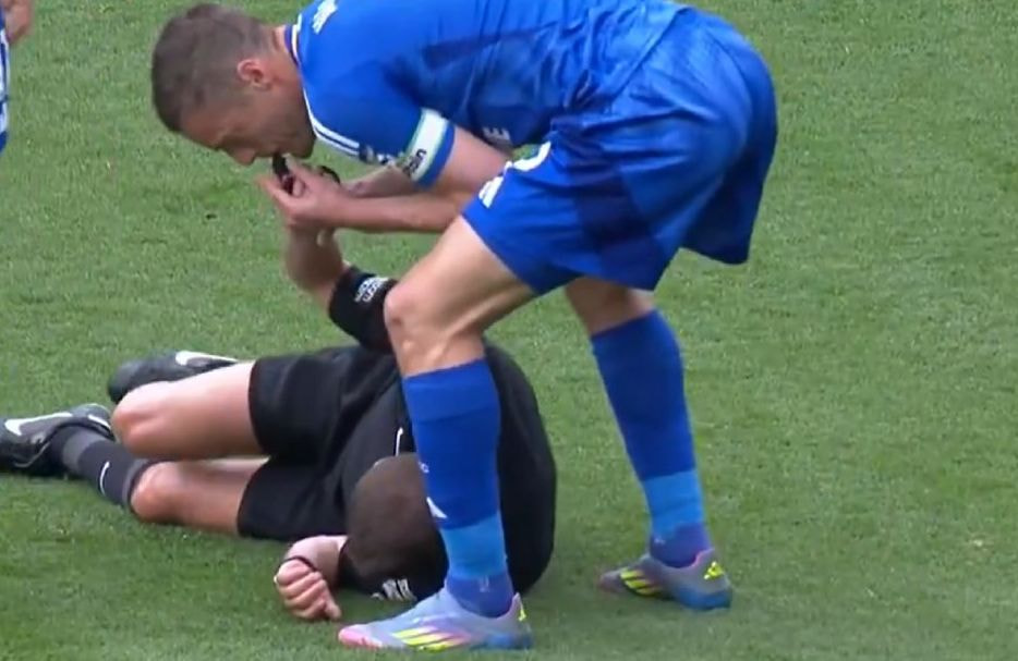 Imagem da noticia Juiz se lesiona e Vardy apita a "falta" em jogo da Premier League