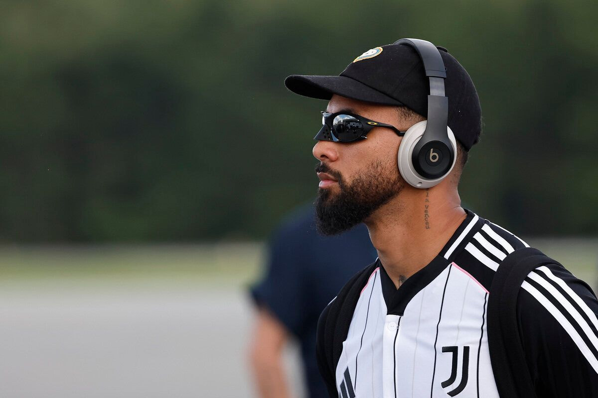 Imagem da noticia Douglas Luiz falta reapresentação da Juventus e pode ser negociado