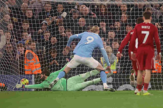 Manchester City bate o Liverpool de virada e segue na briga pelo título Manchester City bate o Liverpool de virada e segue na briga pelo título