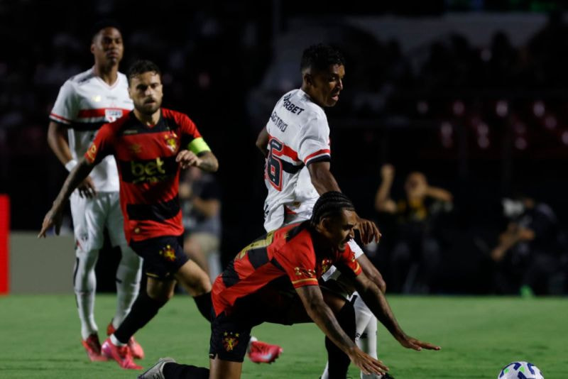Imagem da noticia “Eu assumo a responsabilidade”, diz Luiz Gustavo após empate do São Paulo com o Sport