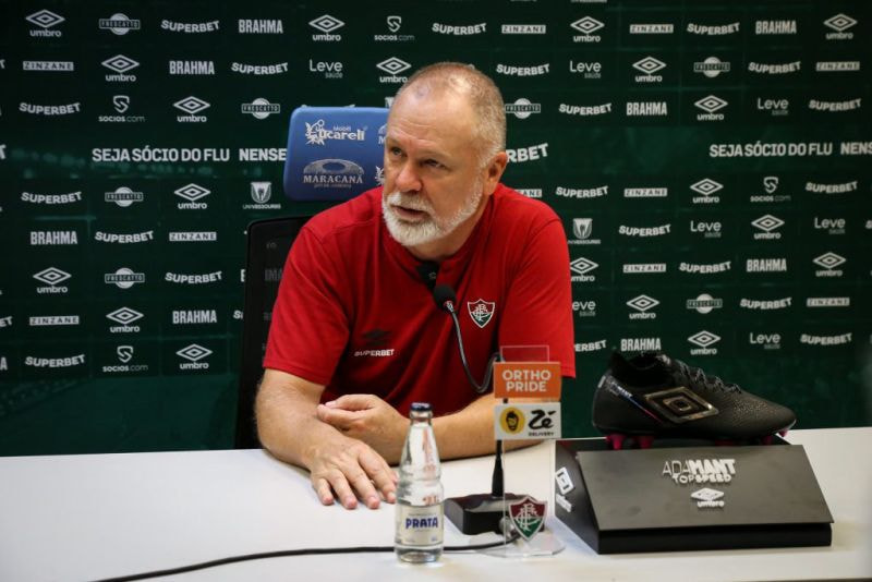 Imagem da noticia Mano Menezes enaltece time do Fluminense após vitória no clássico: "Entrega e resistência"