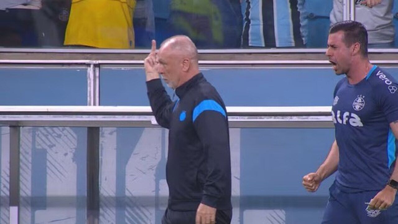 Imagem da noticia Mano mostra dedo do meio para torcedor e explica gesto: "Merecemos respeito"