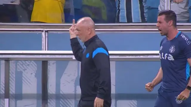 Mano mostra dedo do meio para torcedor e explica gesto: "Merecemos respeito" Mano mostra dedo do meio para torcedor e explica gesto: "Merecemos respeito"