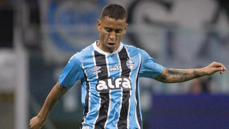 Imagem da noticia Marcos Rocha volta a sentir coxa e preocupa o Grêmio: “Incomoda”