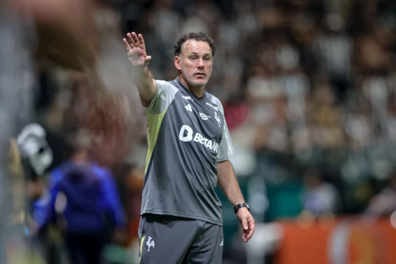 Imagem da noticia Milito elogia Hulk e projeta confronto contra o River Plate: "Será muito duro"