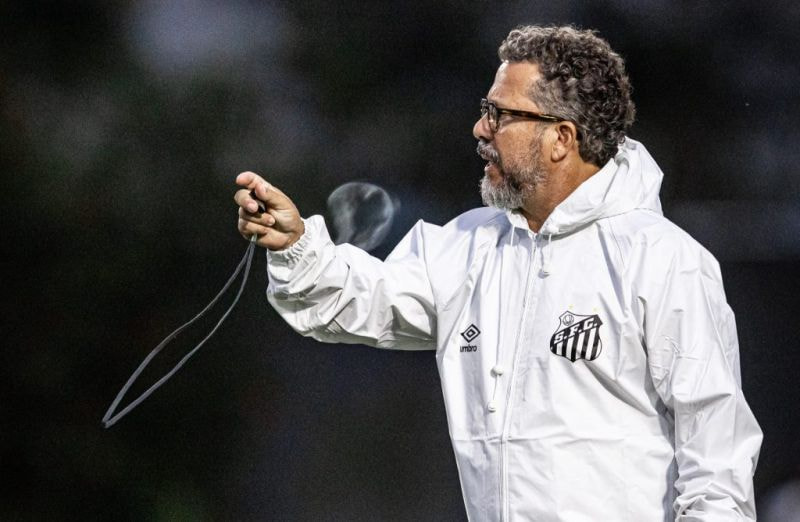 Imagem da noticia “Não é no estalar de dedos”, afirma Cléber Xavier sobre evolução do Santos