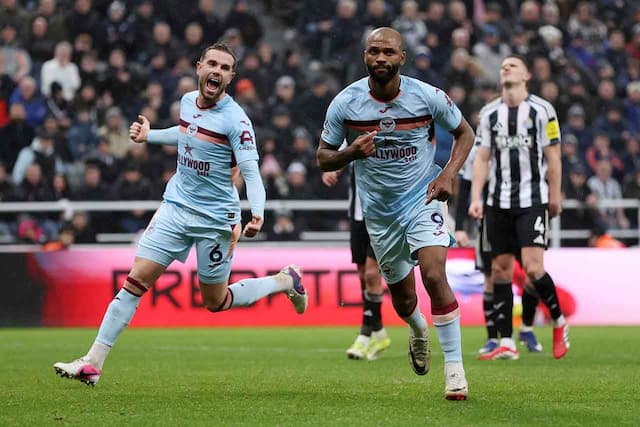 Bruno Guimarães marca para o Newcastle, mas vê outro brasileiro comandar virada do Brentford Bruno Guimarães marca para o Newcastle, mas vê outro brasileiro comandar virada do Brentford