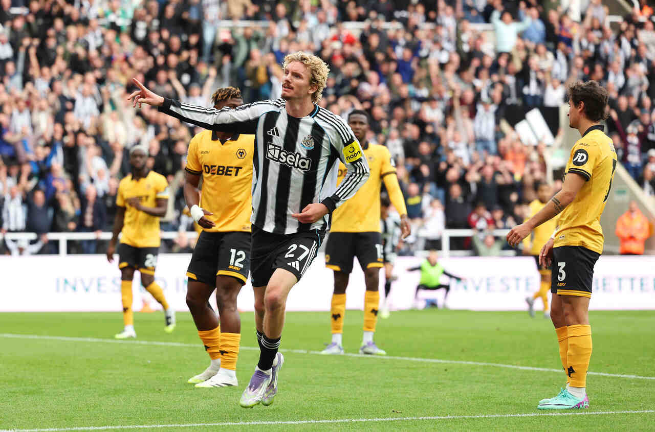 Imagem da noticia Newcastle sofre, mas vence a primeira no Campeonato Inglês