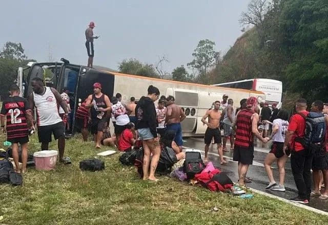 Ônibus com torcedores do Flamengo rumo à Argentina tomba e deixa feridos Ônibus com torcedores do Flamengo rumo à Argentina tomba e deixa feridos