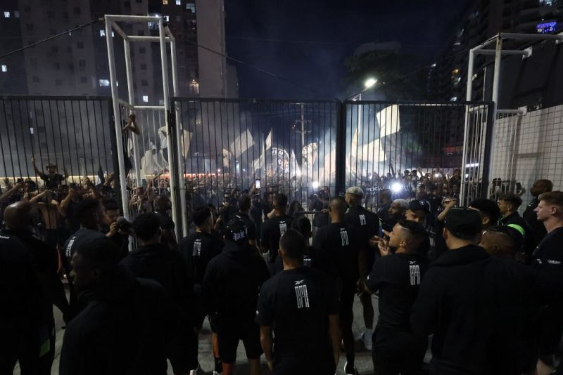 Imagem da noticia Paixão e fé: Botafogo embarca rumo às decisões com festa e missa no Cristo