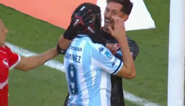 Vídeo: cavadinha dá errado e jogador é zoado por rivais em clássico na Argentina Vídeo: cavadinha dá errado e jogador é zoado por rivais em clássico na Argentina