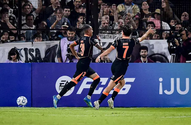 Na estreia de Diniz, Corinthians vence Platense na Libertadores Na estreia de Diniz, Corinthians vence Platense na Libertadores