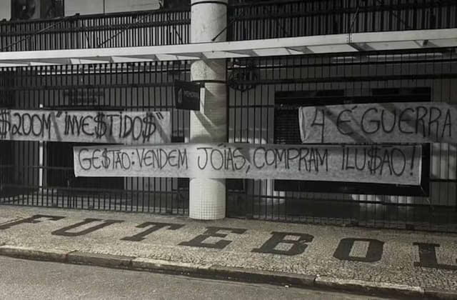 Torcida do Santos faz protesto na Vila contra gestão de Marcelo Teixeira Torcida do Santos faz protesto na Vila contra gestão de Marcelo Teixeira