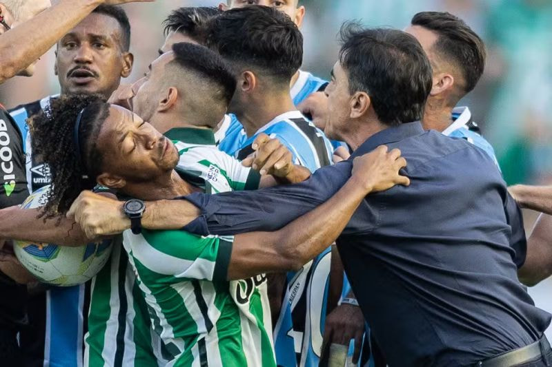 Imagem da noticia Quinteros, do Grêmio, pega quatro jogos de suspensão por agressão no Gauchão