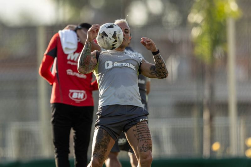 Imagem da noticia Tensão entre Deyverson e Vargas marca treino do Atlético-MG antes da final