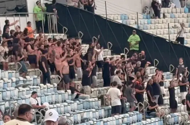Corintianos "invadem" espaço destinado aos vascaínos no Maracanã Corintianos "invadem" espaço destinado aos vascaínos no Maracanã