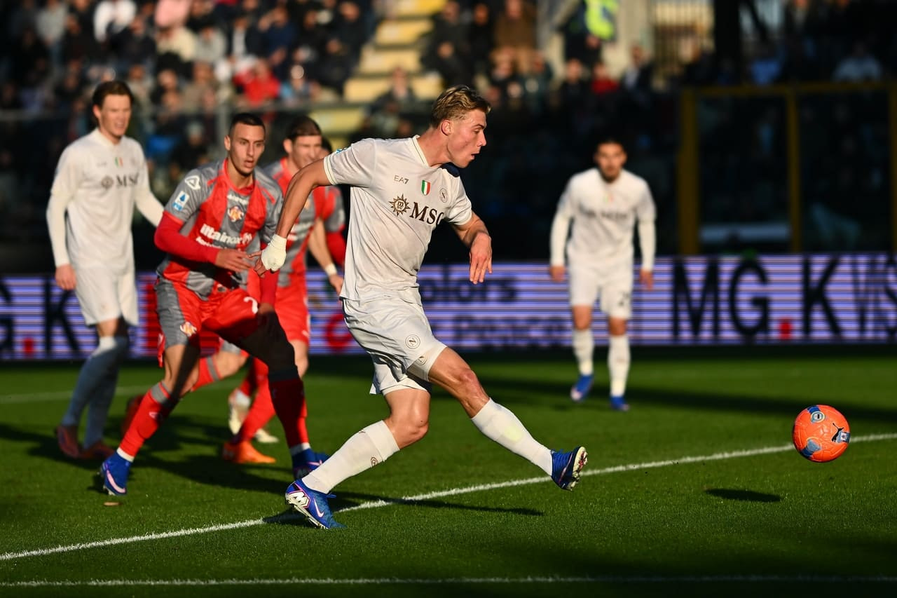 Imagem da noticia Napoli vence fora de casa e põe pressão nos líderes do Italiano