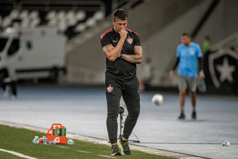 Imagem da noticia Vaga na Sul-Americana? Técnico do Vitória, Thiago Carpini, mantém cautela