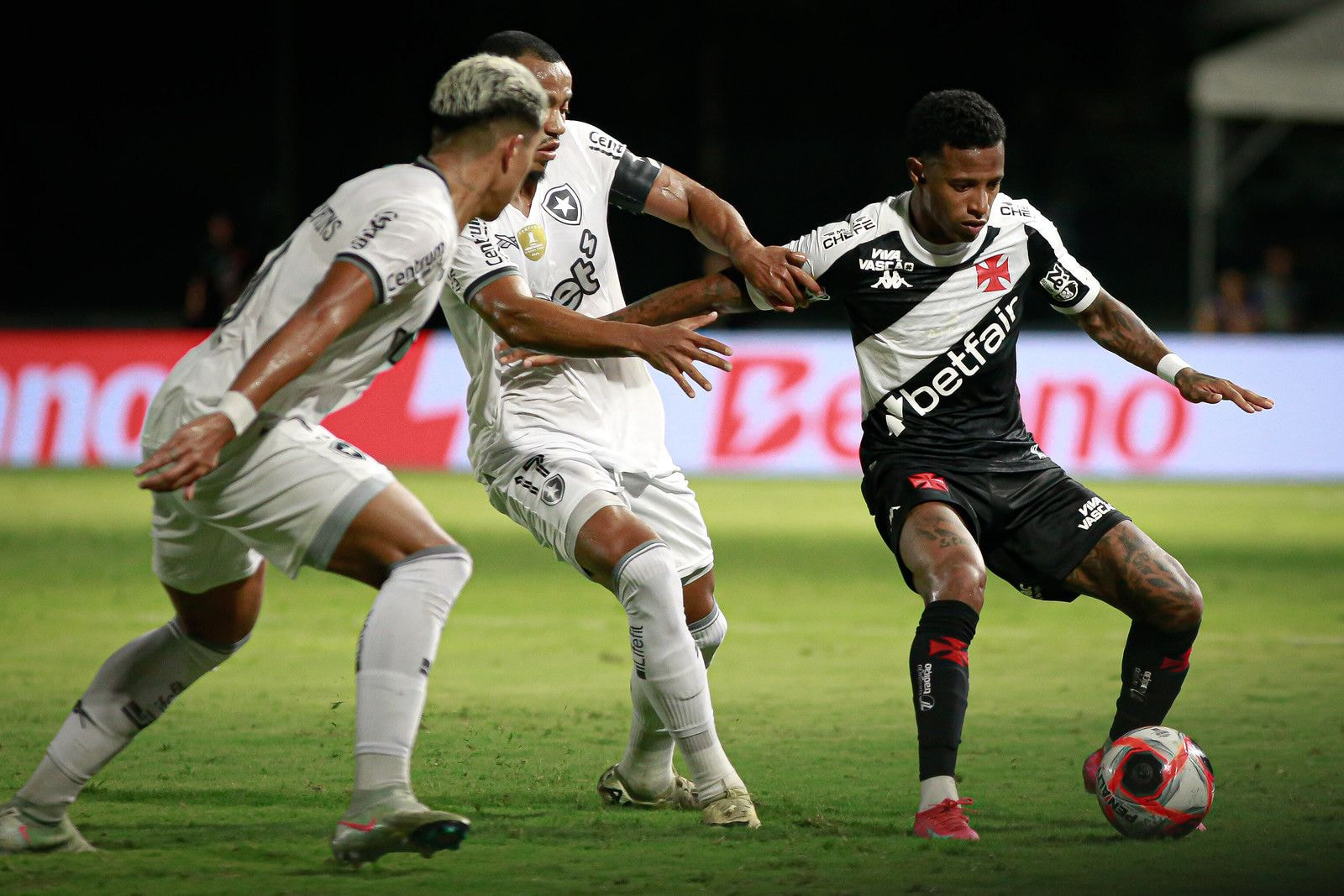 Imagem da noticia Vasco x Botafogo: prováveis escalações, onde assistir ao vivo e horário
