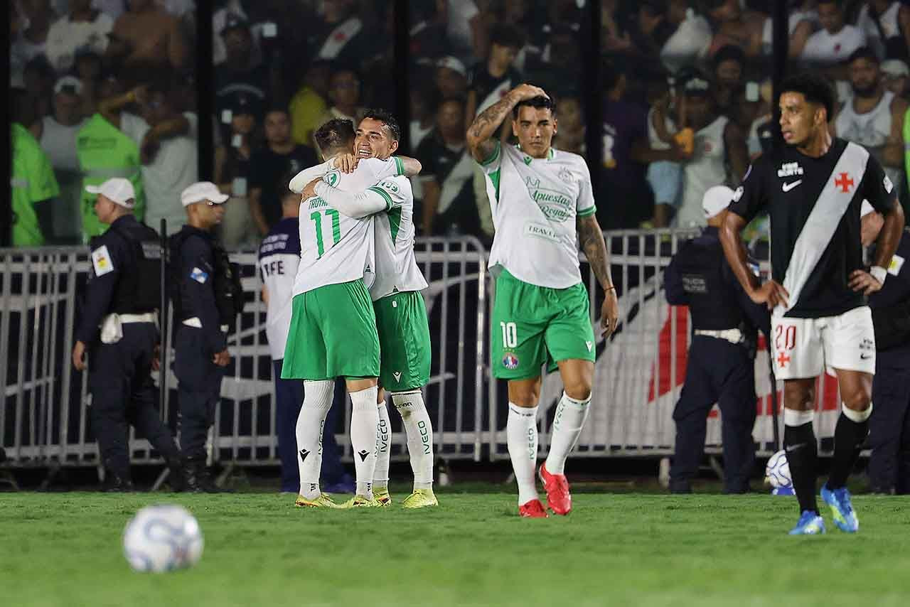 Imagem da noticia Com nove em campo, Vasco leva virada e perde em São Januário