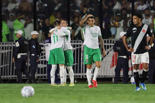 Com nove em campo, Vasco leva virada e perde em São Januário Com nove em campo, Vasco leva virada e perde em São Januário