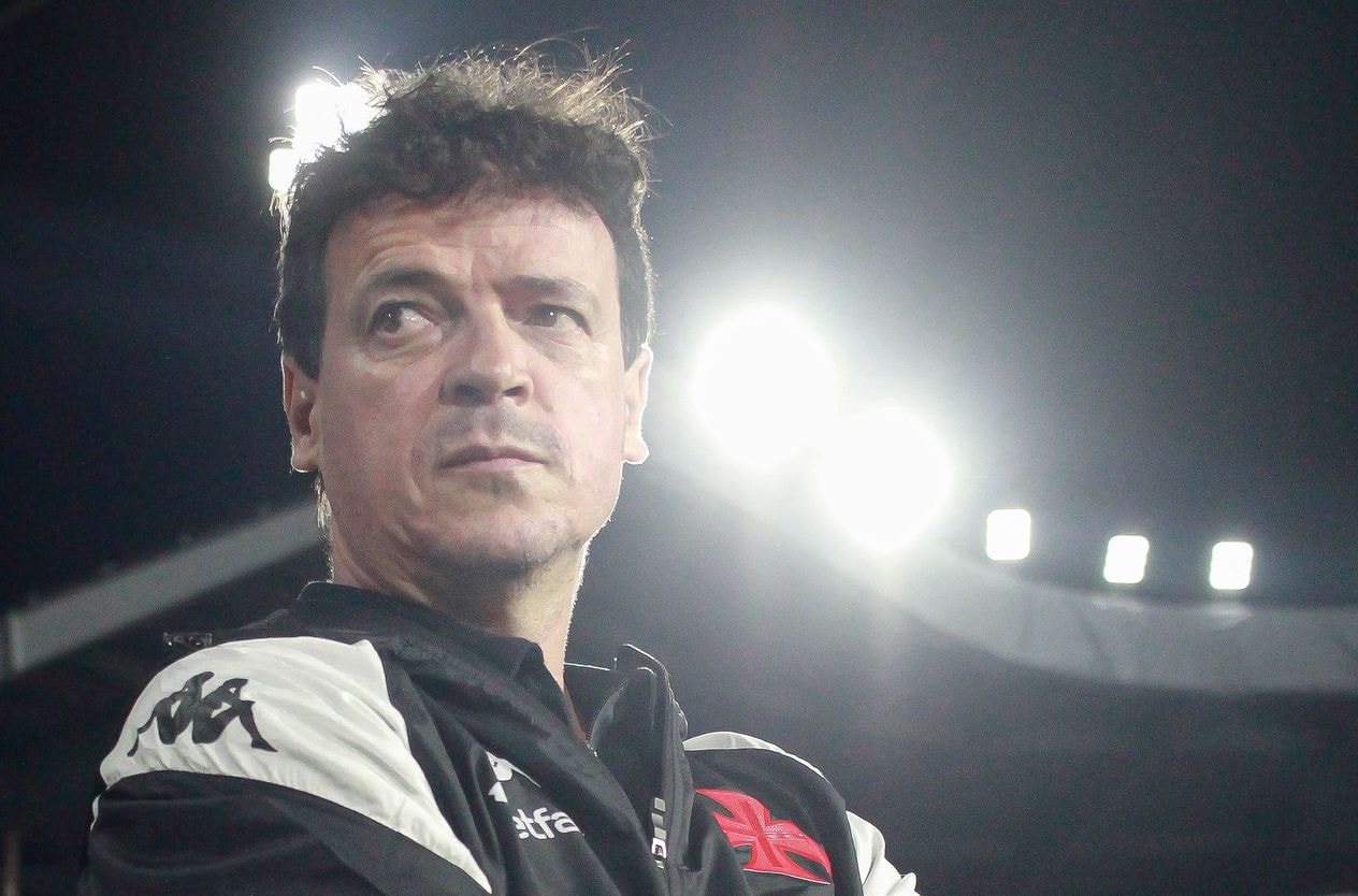 Imagem da noticia Torcida cobra Vasco no CT e Diniz reforça comprometimento: "Vou dar a minha vida"