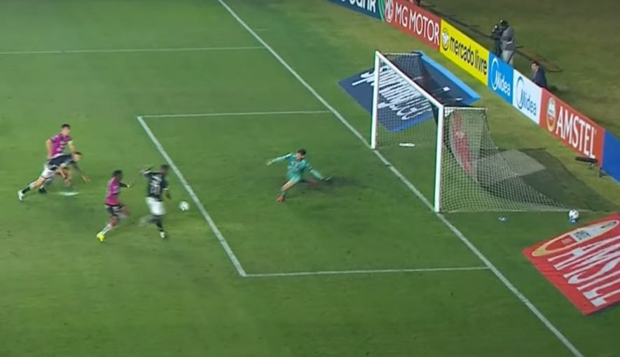 Imagem da noticia Zaga do del Valle falha e Vasco perde gol inacreditável