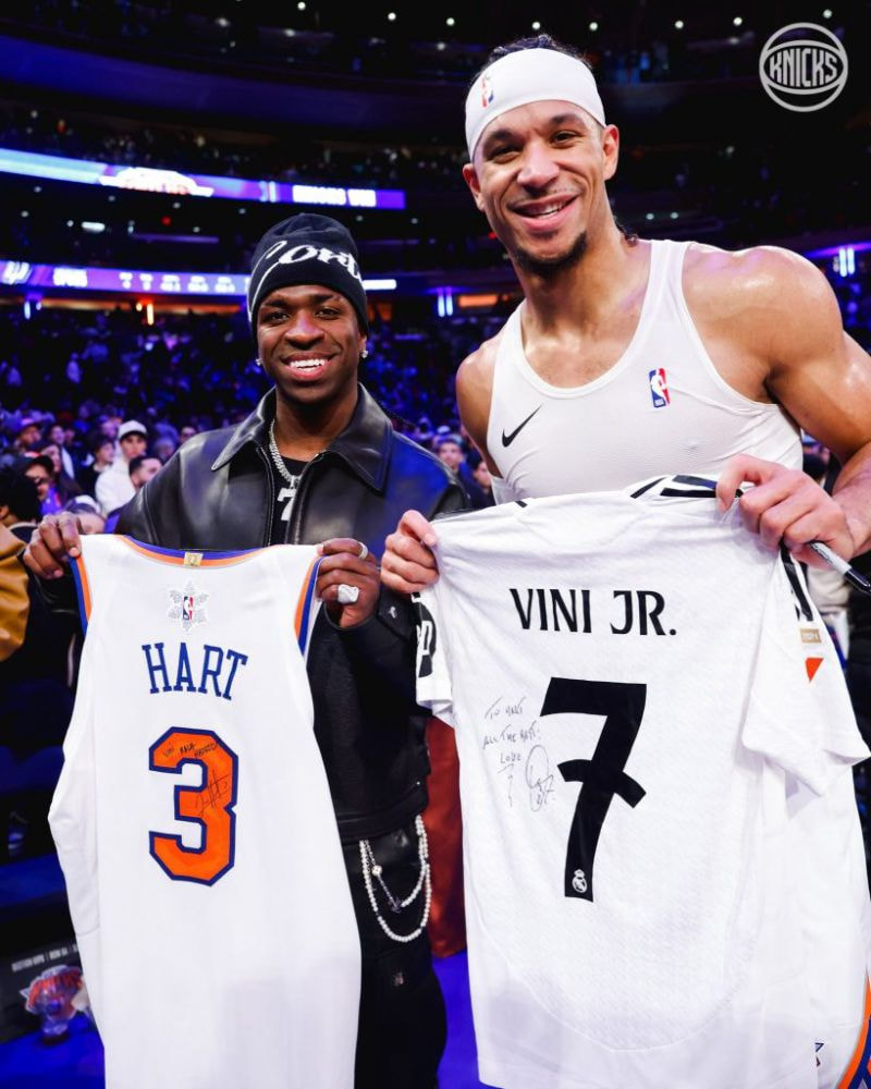 Imagem da noticia Vinícius Júnior assiste a jogo da NBA e troca camisas com jogador dos Knicks
