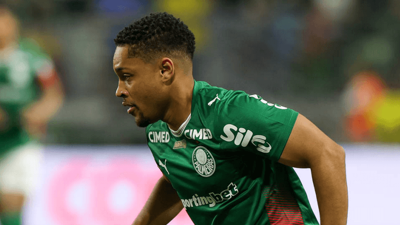 Imagem da noticia Palmeiras confirma cirurgia de Vitor Roque após lesão grave no tornozelo