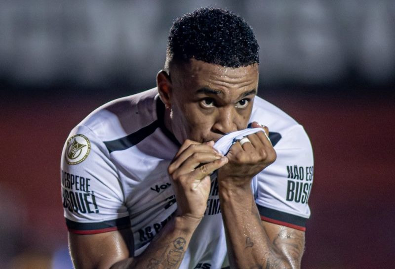 Imagem da noticia Vitória busca virada, respira no Brasileirão e mantém Athletico em situação difícil
