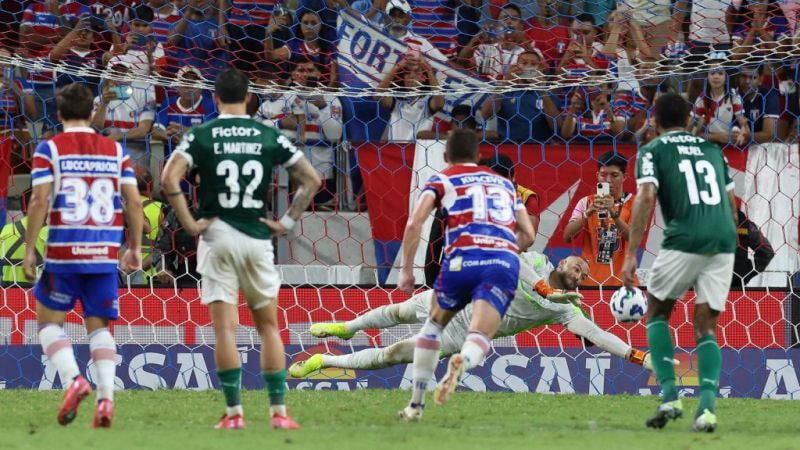 Imagem da noticia Weverton revela estratégia em cobrança de pênalti de Lucero: “Tentei mexer com ele”