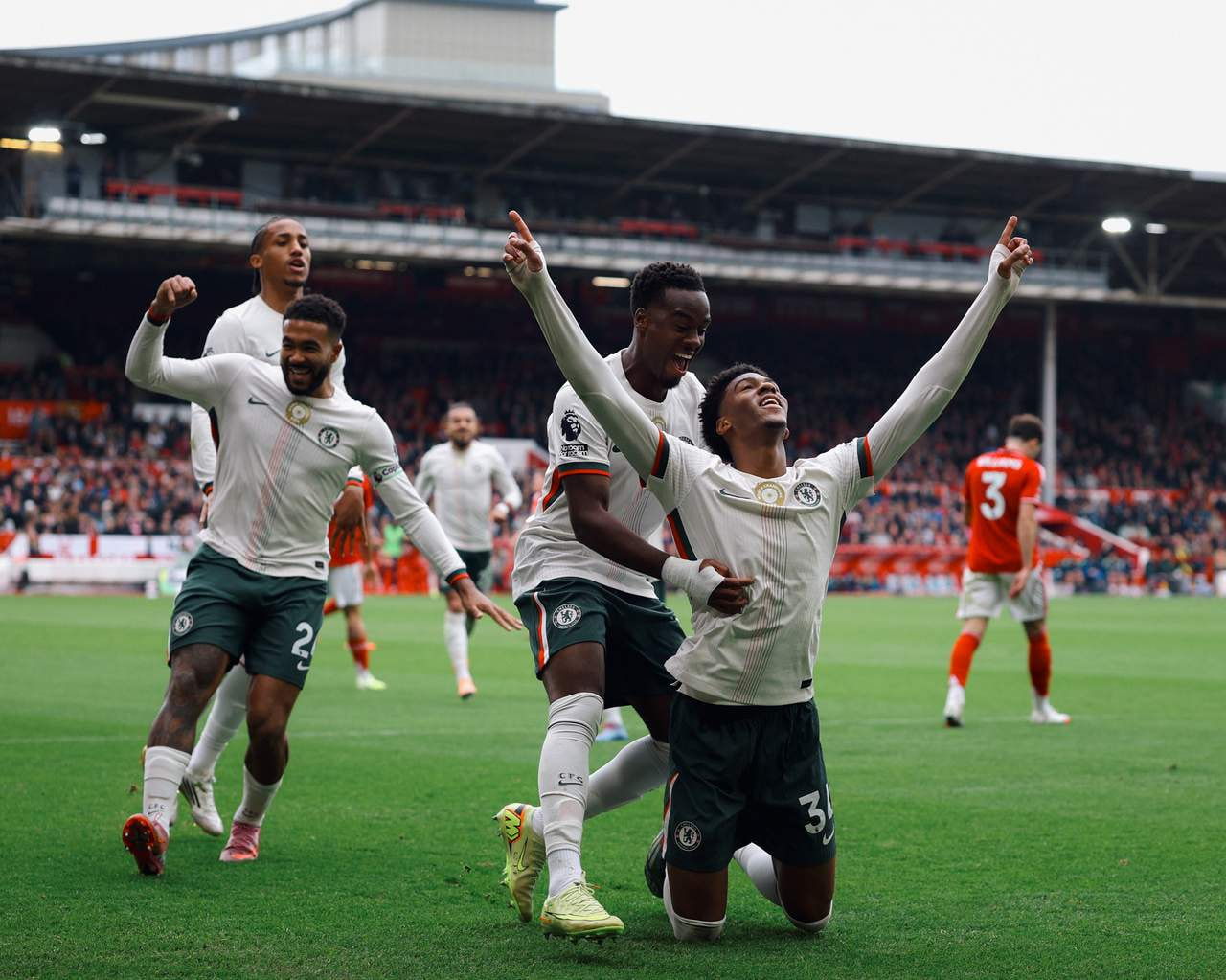 Imagem da noticia Chelsea bate Nottingham com facilidade e segue na cola dos líderes
