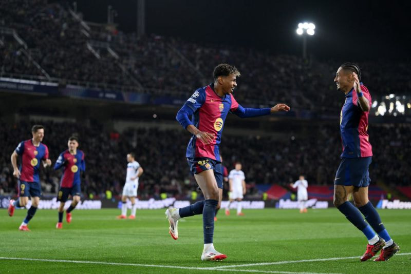 Imagem da noticia Lamine Yamal visita a Rocinha e joga futebol com crianças durante férias